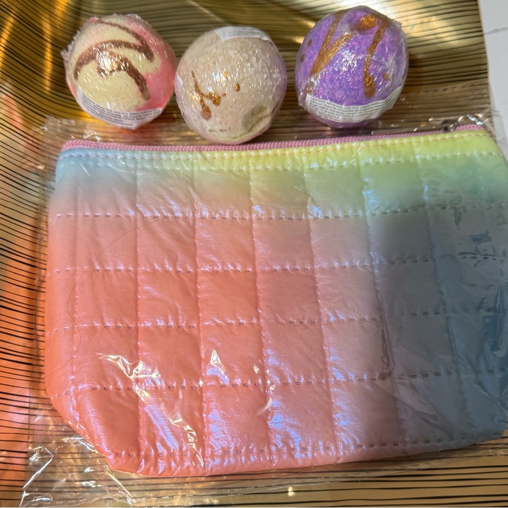 Bundle of 3 bathbombs and a cosmetic bag NWT